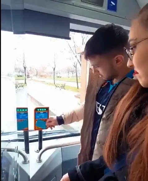 trabzon-sehri-sampiyonluga-inandi-otobuslerde-buyuk-surpriz-1647082740141.jpg Trabzon şehri şampiyonluğa inandı! Otobüslerde büyük sürpriz-3