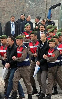 ‘Kırmızı tişörtlü bir sivil, oteli gösterdi’