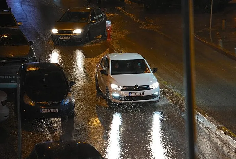 Erzurum’da sağanak yağış hayatı olumsuz etkiledi: Cadde ve sokaklar su doldu