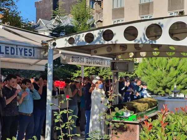 pandemi-bildirisi-sonrasi-gorevden-alinan-eski-cumhuriyet-savcisi-eyup-akbulutun-babasi-kovid-19a-yenildi-1632723680324.jpg Pandemi bildirisi sonrası görevden alınan eski Cumhuriyet Savcısı Eyüp Akbulut'un babası Kovid-19'a yenildi-4