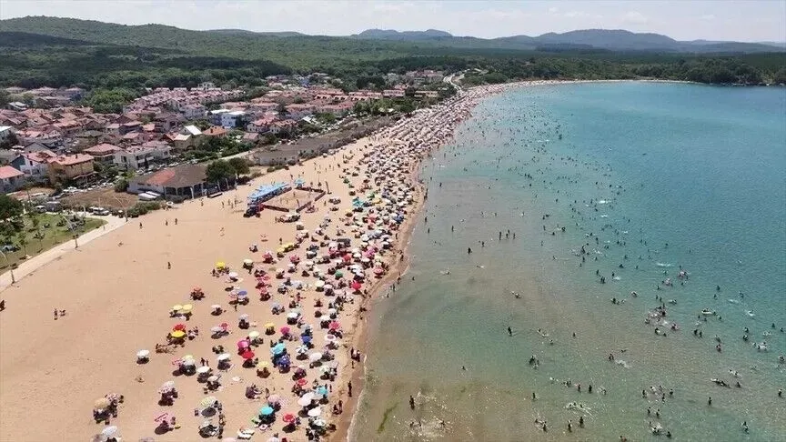 Ege sahillerinde kıyı kanunu seferberliği! Kamusal alanı işgal eden işletmelere neşter: Şezlonglar tek tek söküldü-6