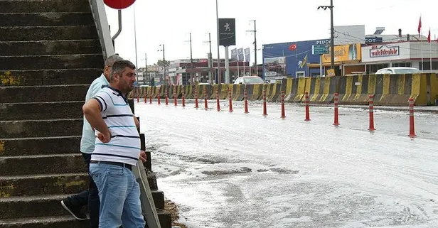 Yola dökülen sabun, yağmurla birlikte köpürdü