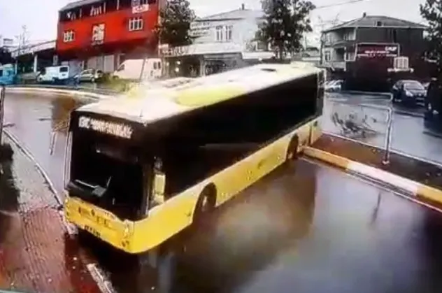 İETT'nin vukuatları bitmiyor! Bu sefer adres Sultanbeyli!  Yolcu dolu İETT otobüsü kayarak kaldırıma çıktı