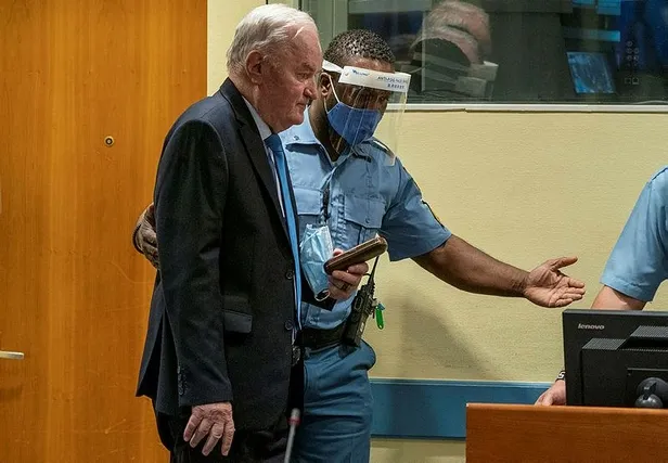 son-dakika-bosna-kasabi-ratko-mladice-omur-boyu-hapis-cezasi-1623162626397.jpeg Son dakika: Bosna Kasabı Ratko Mladic'e ömür boyu hapis cezası onandı!-2