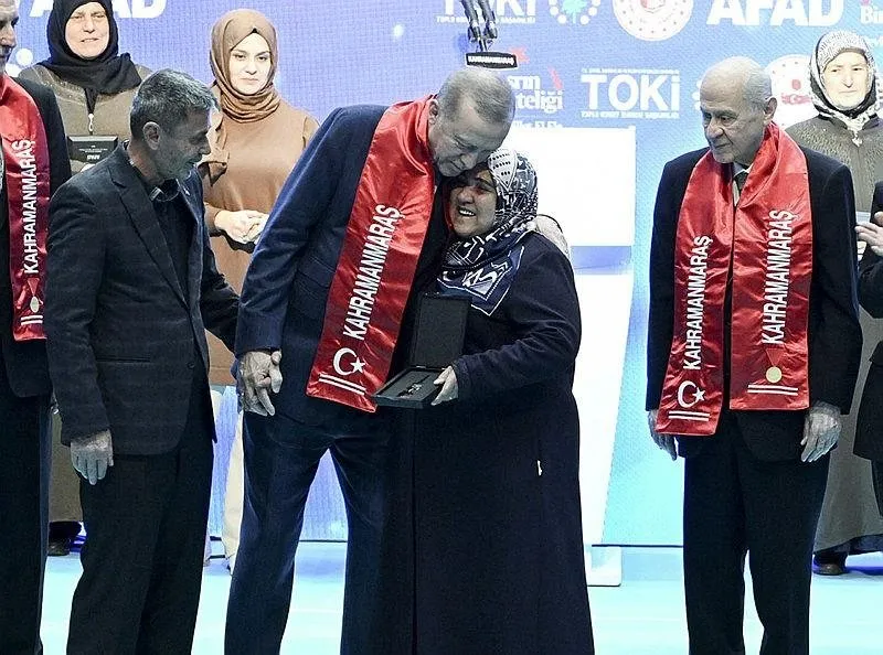 Başkan Recep Tayyip Erdoğan, Kahramanmaraş Sütçü İmam Üniversitesi Yunus Emre Kongre Merkezi'nde ʺDeprem Konutları Kura ve Anahtar Teslim Töreniʺne katıldı.
