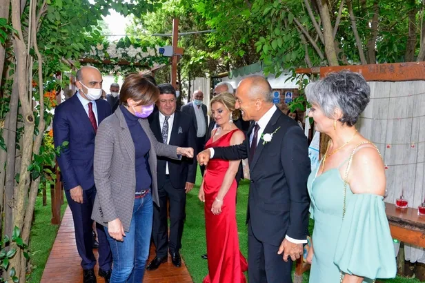 chpli-ali-oralin-oglu-berkan-oral-fenerbahce-maci-oncesi-baskan-erdogana-kufretti-1660054122911.jpeg Başkan Erdoğan'a küfreden şahıs CHP'li Ali Oral'ın oğlu Berkan Oral çıktı! 2 kişi gözaltına alındı-4