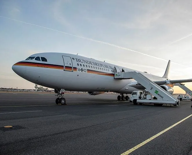 Merkel’in uçağı acil iniş yaptı