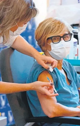 ABD’de Pfizer/BioNTech aşısı uygulanan 4 sağlık çalışanı fenalaştı