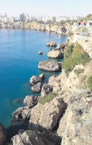 Antalya'da talihsiz olay! Balık tuttan eşini kayalıklardan izlerken denize düşerek dalgalar arasında boğuldu