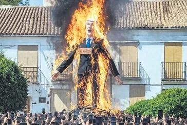 İspanya’da Netanyahu kuklası yakıldı: Gazze soykırımına festival protestosu