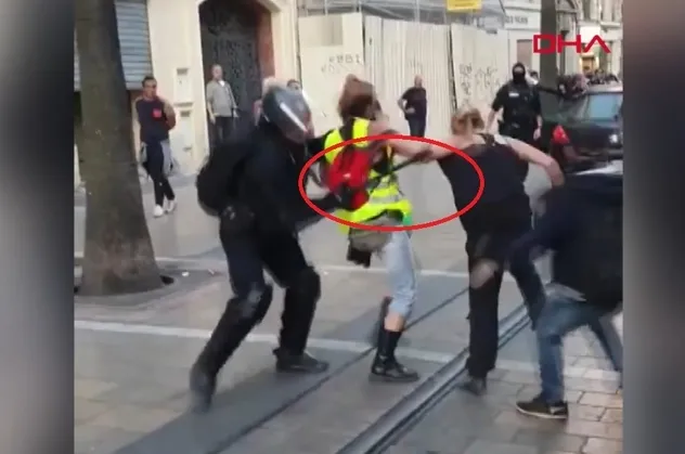 Fransa'da polisin kadın eylemcilere uyguladığı şiddet amatör kameralarda