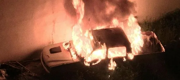 Sivas’ta park halindeki kamyonet yandı