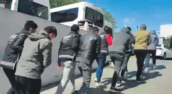 futbol-dunyasini-sarsan-dolandiricilikta-yeni-detaylar-eski-sevgili-kurye-cikti-1682808970204.jpeg Futbol dünyasını sarsan dolandırıcılıkta yeni detaylar: Eski sevgili kurye çıktı!-2