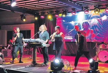 İskender Paydaş, Bodrum'un gözde mekanlarından birinde konser verdi
