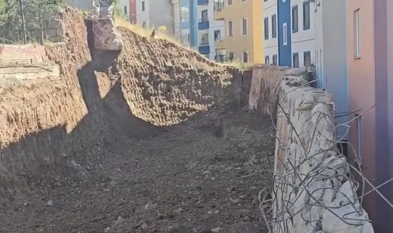 İspir'de heyelan paniği | 7 apartmanda 70 daire tahliye edildi (DHA)