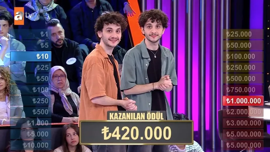 studyoda-gozyaslari-sel-oldu-kutudan-zafer-cikti-var-misin-yok-musunda-nefes-kesen-gece-1780691795044.jpeg Var Mısın Yok Musun'da nefes kesen gece! Efe ve Yiğit kardeşler büyük ödüle böyle ulaştı-4