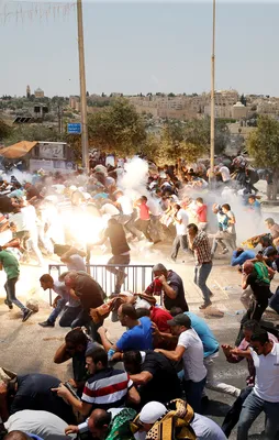 İsrail polisi cumadan çıkanlara saldırdı!