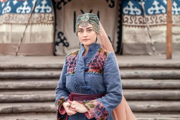 ramonun-guzeller-guzeli-esra-bilgic-lafi-gedigine-oturttu-artik-avukatligimi-benim-yerime-1606586346125.jpg Ramo'nun güzeller güzeli Esra Bilgiç lafı gediğine oturttu! Artık avukatlığımı benim yerime...-4