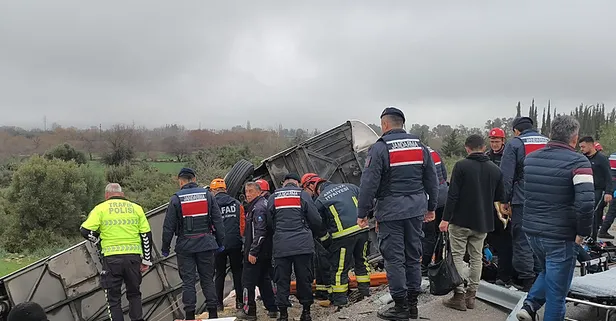 Peş peşe feci kazalar! Antalya'da yolcu otobüsü devrildi: 9 ölü 25 yaralı I Burdur'da otomobiller kafa kafaya çarpıştı: 7 ölü 5 yaralı