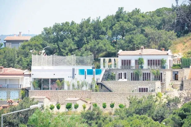 baba-operasyon-1582669558074.jpeg Mesut Özil hamile eşi Amine Gülşe'nin üzerine titriyor! 20 milyon liralık villa baktı...-1
