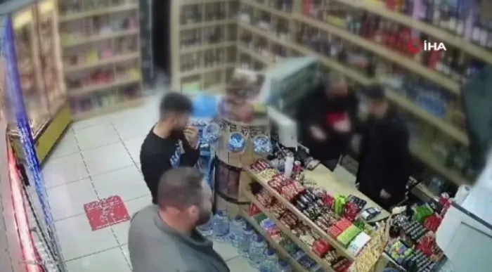 esenyurtta-tekel-bayisine-bir-silahli-saldiri-daha-goruntuler-kan-dondurdu-1701374532172.jpeg Esenyurt'ta tekel bayisine bir silahlı saldırı daha! O anlar güvenlik kamerasına böyle yansıdı-4