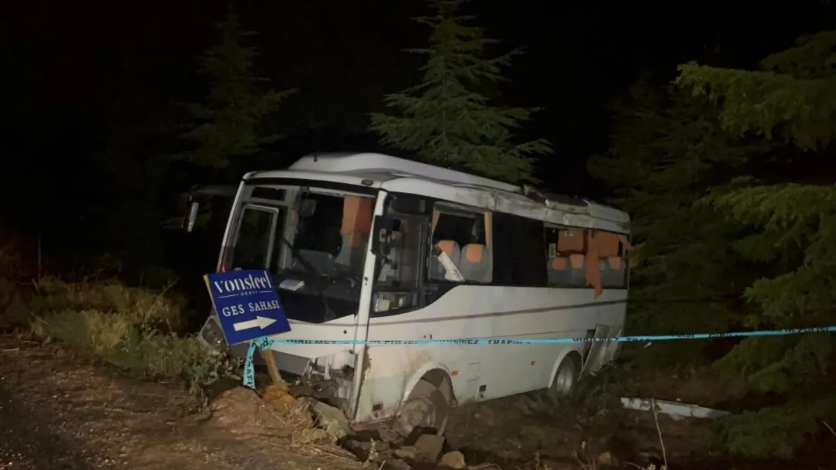 Eskişehir'de can pazarı! Midibüs şarampole uçtu: Çok sayıda polis memuru yaralandı
