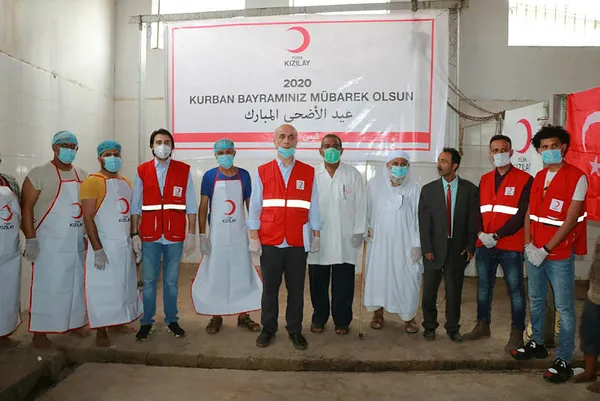 turk-kizilay-yemende-muhtac-olan-13-bin-aileye-kurban-eti-dagitiyor-1596231736740.jpg