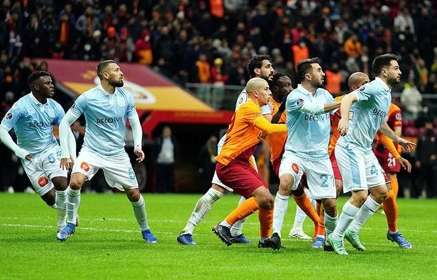 galatasarayin-galibiyet-hasreti-4-maca-cikti-basaksehir-ile-1-1-berabere-kaldi-1639851829628.jpeg Galatasaray'ın galibiyet hasreti 6 maça çıktı! Başakşehir ile 1-1 berabere kaldı-4