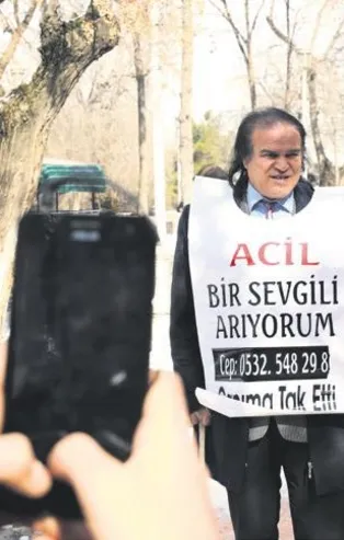 Sevgililer Günü'ne yalnız giren adam 'Acil bir sevgili arıyorum, canıma tak etti' yazılı pankart giydi