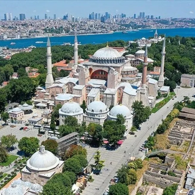 Ayasofya Camii önünde Yunan provokasyonu: Bir gün gerçek sahibine dönecek!