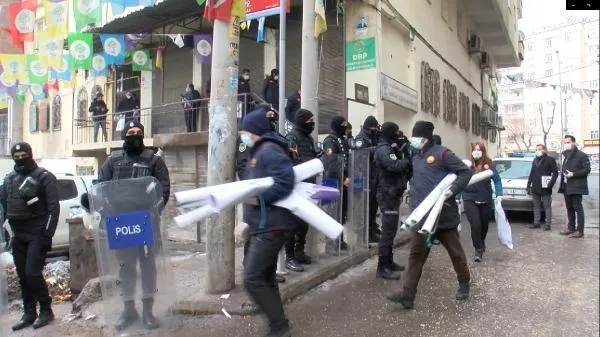 Son dakika: DBP Diyarbakır İl Başkanı Seval Gülmez terörden tutuklandı-1