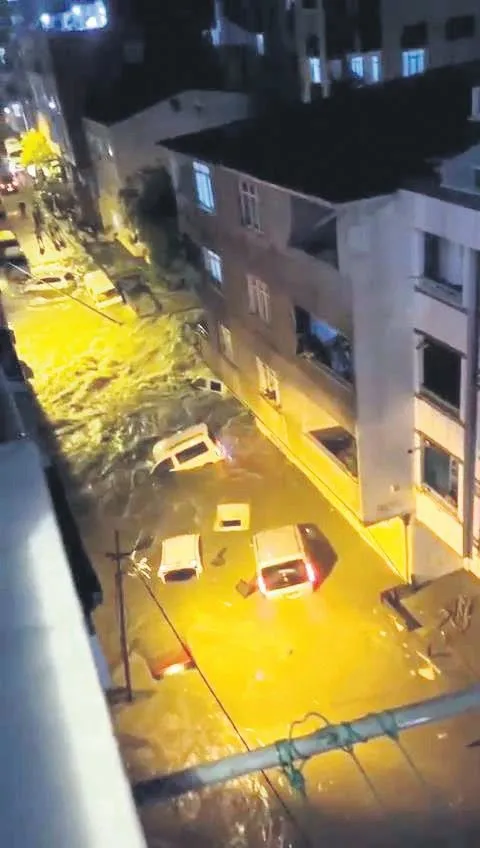 1694041546552.jpeg İstanbul'da sel felaketi! Metrekareye 125 kilogram yağış düştü: Dereler taştı, caddeler göle döndü-5