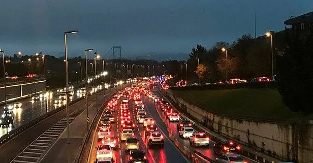 56 saatlik sokağa çıkma kısıtlaması sonrası 15 Temmuz Şehitler Köprüsü’nde trafik yoğunluğu İstanbul yol durumu