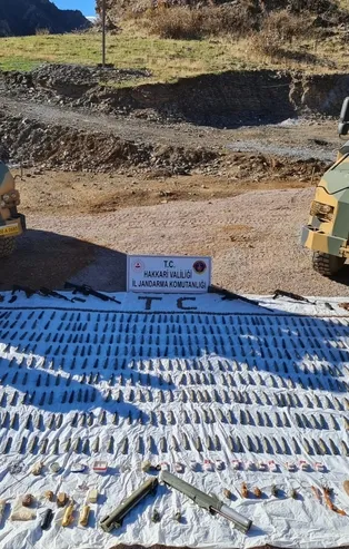 PKK/KCK bölücü terör örgütüne darbe! Hakkari kırsalında cephanelik ele geçirildi