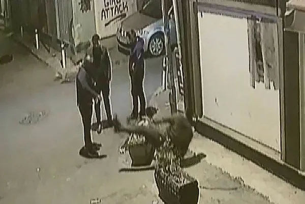 izmirde-patron-calisanini-doverek-oldurdu-kan-donduran-goruntuler-anbean-kaydedildi-1582795514661.jpg İzmir'de patron çalışanını döverek öldürdü! Kan donduran görüntüler anbean kaydedildi-1