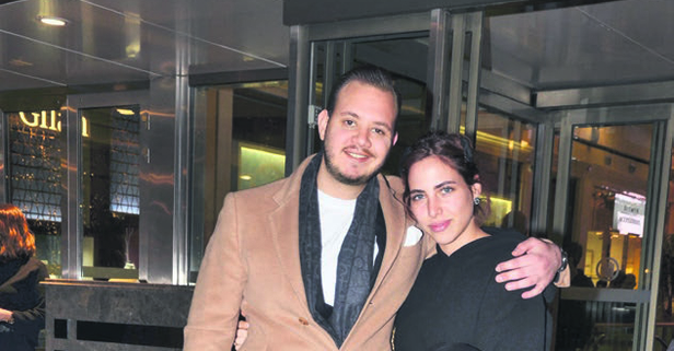 Zehra Çilingiroğlu yeni yaşını sevgilisi Alaattin Kadayıfçıoğlu ile kutladı! Tarzı dikkat çekti