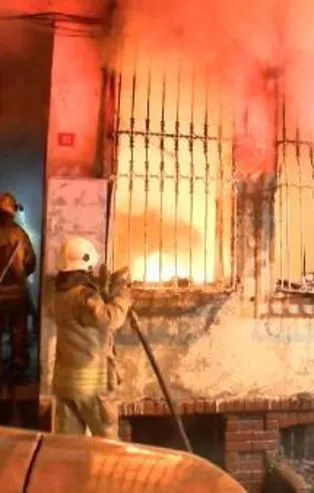 Fatih'te alevlerin arasında ölüm kalım savaşı! İtfaiye ekipleri alevlerin arasından 4 kişi ile 6 yavru kediyi kurtardı