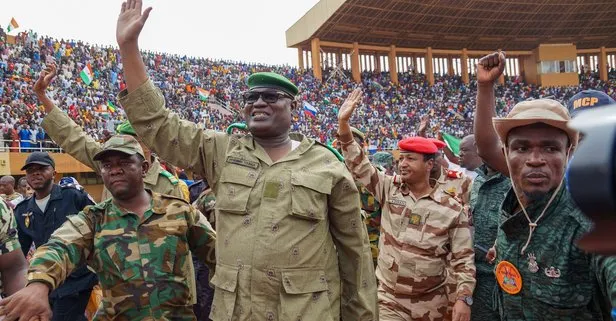 Nijer’de ECOWAS’ın cuntaya verdiği süre doldu! Askeri cunta hava sahasını kapattı: Halk Türk bayraklarıyla sokağa çıktı