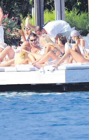 Bir sarışın bir esmerle Bodrum'da görüntülenen İYİ Partili Mehmet Aslan havluyla yüzünü gizledi