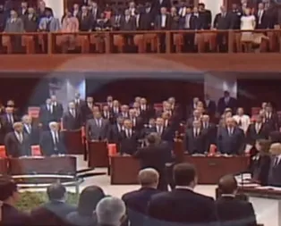 CHP ve HDP ittifakı tam gaz devam! Başkan geldi ayağa kalkmadılar! HDP İstiklal Marşını yine okumadı!