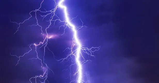 Beykoz'da beş katlı binaya yıldırım düştü! Çıkan yangın söndürüldü