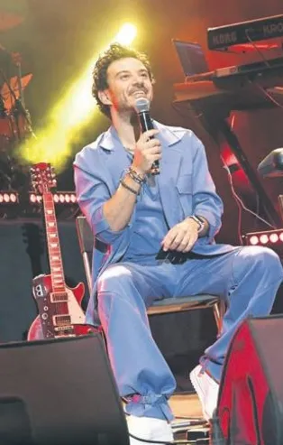 Buray İzmir konserinde 11 yaşındaki görme engelli Amelya ile muhteşem düete imza attı