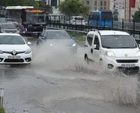 İstanbul’da yağmur sonrası yollar göle döndü!
