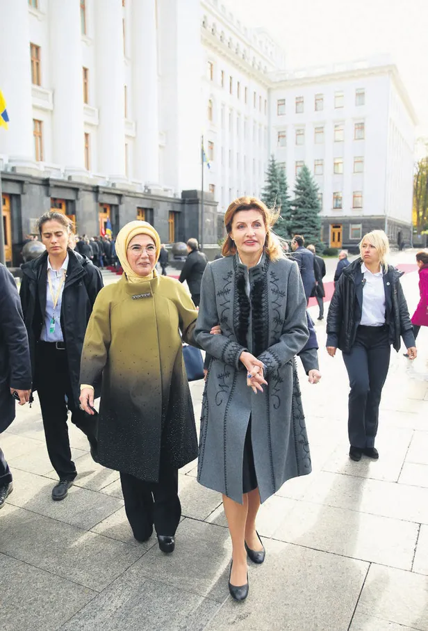 iste-buyuk-turkiye-bombalarin-arasindan-alinan-yetim-cocuklar-antalyada-otellere-yerlestirildi-1648424672855.jpg İşte büyük Türkiye! Bombaların arasından alınan yetim çocuklar Antalya'da otellere yerleştirildi-3