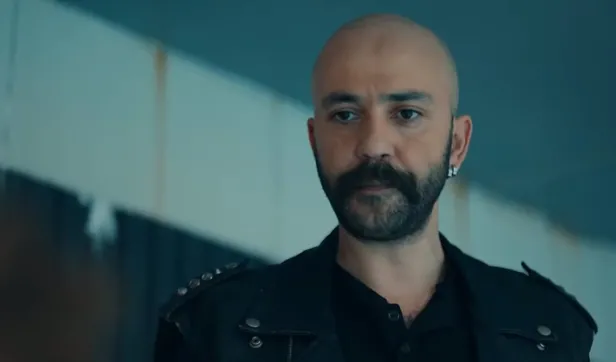 maraza-kuyusuna-saplanip-kalacak-cukur-131-bolum-fragmani-sirazesi-kayiyor-kantarin-topuzu-kacti-1622536065707.jpg Maraza kuyusuna saplanıp kalacak! Çukur 131. bölüm fragmanı: Şirazesi kayıyor kantarın topuzu kaçtı-6