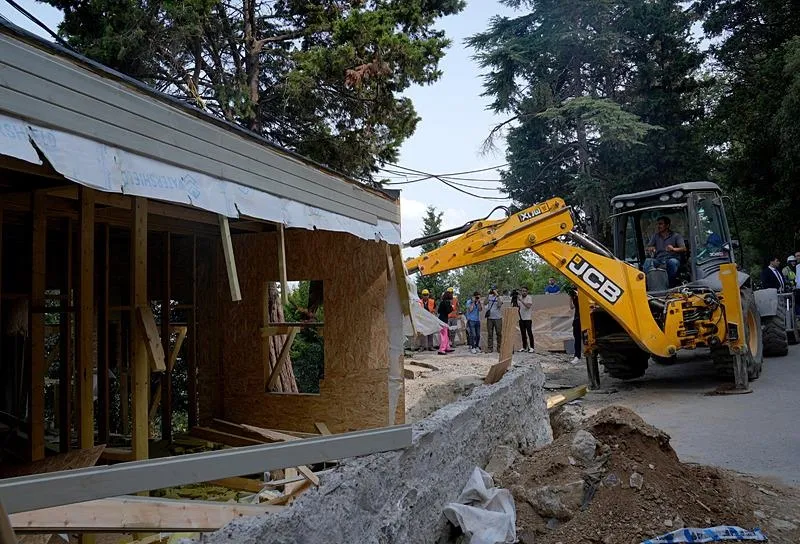 Bakanlık yıkıma sabah saatlerinde başladı.