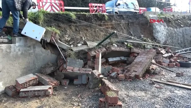 son-dakika-besiktas-cengiz-topel-caddesinde-bir-otoparkta-istinat-duvari-araclarin-uzerine-coktu-1613896082359.jpg Son dakika: Beşiktaş Cengiz Topel Caddesi’nde bir otoparkta istinat duvarı araçların üzerine çöktü!-4