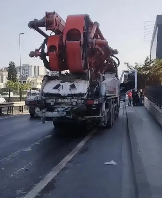 e-5te-sabah-faciasi-arkadasiyla-bulusmak-icin-motokurye-cagirdi-karistigi-kaza-sonu-oldu-bacaklari-koptu-bazi-1698096292812.jpeg E-5'te sabah faciası! Arkadaşıyla buluşmak için motokurye çağırdı karıştığı kaza sonu oldu: Bacakları koptu, bazı iç organları dışarı çıktı-4