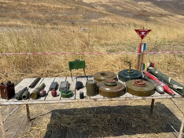 ermenistanin-isgal-ettigi-karabagdan-cekilmeden-once-uzum-baglarini-ve-tarlalari-patlayicilarla-yok-ettigi-ortaya-cikti-1630522595814.jpeg Ermenistan'ın işgal ettiği Karabağ'dan çekilmeden önce üzüm bağlarını ve tarlaları patlayıcılarla yok ettiği ortaya çıktı!-6