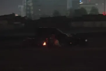 İstanbul'da bazı vatandaşlar deprem endişesiyle geceyi dışarıda geçirmeye devam etti
